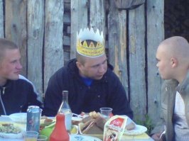 Чувак в короне на Бомбу из ДМБ похож