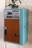 А вот газетный:  С газировкой я уже застал более поздние модели:  А билеты на электричку?  Это уже не торговый автомат, но так круто было м него в детстве поиграться, пока ждёшь поезда на вокзале... 

Источник:  © Fishki.net