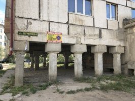 На такой фундамент можно дявятиэтажку свечку воткнуть, а тут полтора этажа, достаточно с десяток двухметровых винтовых свай с обвязкой обошлось бы, раз в 10 дешевле, особенно если бы сам закрутил