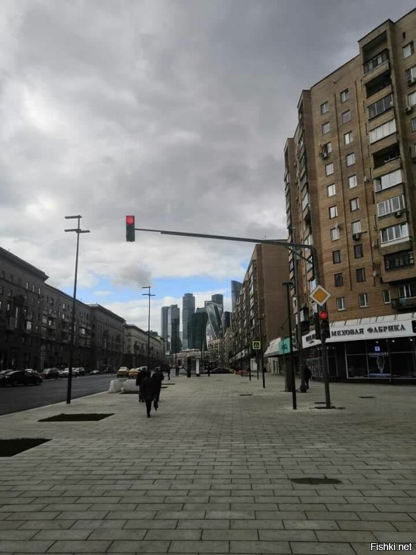 Так это ж Большая Доргомиловская. Светофор стоит правильно, согласно старой дороги бывшей еще в прошлом году. На данный момент в Москве все пешеходные зоны в центре мостят гранитной плиткой. А так как этой плитки видимо хоть жопой жуй, то сужают проезжую часть.