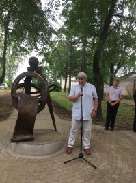 памятник обновили в этом году(просто живу метрах в 50ти=)