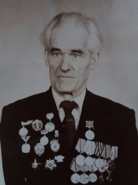 Гвардии старшина Спольник Петр Яковлевич, отличник разведки, орден Красной звезды, медали "За отвагу", "За боевые заслуги", "За победу над Германией", "За победу над Японией" и другие. Я горжусь своим дедом, и люблю его. Светлая память ему и земля пухом.