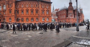 Ну как бы русский музей в Питере а это красная площадь.Так что вряд ли это очередь в русский музей). В мавзолей скорее всего.