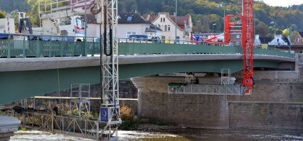 Оказывается это действительно специализированная немецкая фирма по обслуживанию мостов. Там и другие типы подъемников есть но  все задействованы сверху.