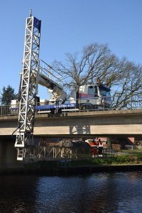 Оказывается это действительно специализированная немецкая фирма по обслуживанию мостов. Там и другие типы подъемников есть но  все задействованы сверху.