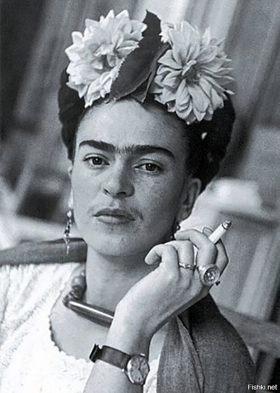 Это ее же автопортреты. Фрида Кало ее зовут. Мексиканская художница. Да, монобровая и усатая.