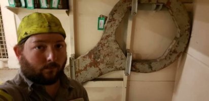 - Вася, тащи ключ на 50.
- Неее на 50 сантиметров!