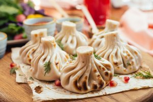 А в чем, простите, прикол, варить хинкали в камине? Я бы понял еще обжарку, после варки, ел не раз. Но,чтобы варить изначально-впервые вижу.