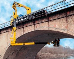 Вообще то это есть специальный механизм для осмотра и мелкого ремонта мостов. Что мост низкий пофиг, если бригада едет по десятку разных мостов им так проще.