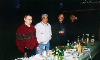 На вопрос "почему" давно уже и не по одному разу отвечено. Потому что жулики в системе распределения, уже после смерти ИВС активно начали её саботировать. И разошлись они в особенности в перестройку. 
И уже после развала, когда даже импортных товаров на полках было мало, "дефицит" вдруг куда-то пропал! Удивительно, да?
Вот для этих и подобных им граждан и для их отпрысков, которых вы косвенно защищаете, вместе с устроенным ими миропорядком в России, это всё обернулось немыслимым материальным благом.