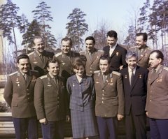 В повседневной офицерской форме.  А в полевой их в Великую Отечественную выдавали кавалеристам и ополченцам. Вот картинка, чтобы понятно было. И синие они не потому, что ВВС, а такие у всех были.