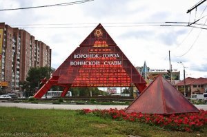 Сколько проезжал мимо, только сейчас заметил сходство