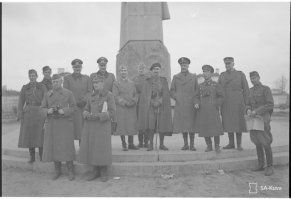 Фото, конечно, не более душераздирающее, чем фото офицеров РККА на учениях рейхсвера (кстати, Гитлер ещё не только не фюрер Германии и не рейхсканцлер, он ещё даже не гражданин Германии, т.к. германское гражданство получил только в 1932 году), но полагаю, что внимания достойно.

На фото Петрозаводск сразу после оккупации. Рядом с представителем Японской армии стоит американский военный атташе майор Джордж Эдвард Хутштайнер. Через два месяца будет нападение Японии на Перл-Харбор, а ещё через 4 дня Германия и Италия объявят войну США.

Пока же американский майор лицезреет триумф "свободного мира" и "европейской культуры" над "большевизмом" и "русским варварством".