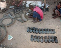 Пф-ф, последния картинка - жалкий плагиат. 
В Африке это уже давно повсеместный стандарт. Кто тут бочку катил на "безответственных африканцев, не думающих об экологии"?