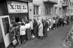 "За чем стояли". За чем только не стояли? В семидесятые и восьмидесятые пришлось ездить по стране. Очереди были везде. Это была не страна, а одно огромное очередище.