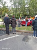 Подпись к фото жжет! 
==============
Автомобилистка на этом фото стоит спиной возле машины:
===============
Особенно если учесть что на фото ВСЕ стоят спиной к фотографу :)