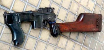 Астра чистый клон (врали, что качеством не отличалась, ХЗ что на самом деле), а у катайцев - модификация. Основа та же. 
Ща сцитирую:
Автоматический пистолет Тип 80 был разработан для вооружения тех военнослужащих НОАК (народно-освободительной Армии Китая), которым не полагается по штату автомат, а обычный пистолет по своим боевым характеристикам для них может быть недостаточен. Пистолет Тип 80 был разработан в конце 1970х годов и принят на вооружение НОАК в начале 1980х, однако. судя по всему, широкого распространения так и не получил. В основу этого пистолета был положен легендарный пистолет Mauser C96 германской выработки, широко использовавшийся в Кита в 1930е-40е годы, а также выпускавшийся в Китае в этот период.

Пистолет Тип 80 унаследовал от Mauser C96 общую компоновку с расположенным перед спусковой скобой магазином, а также систему запирания подвижного ствола качающейся в вертикальной плоскости боевой личинкой, расположенной под затвором. Ударно-спусковой механизм претерпел серьезные изменения, пистолет получил возможность ведения огня очередями, предохранитель/переводчик режимов огня расположен слева на рамке, над рукояткой. Магазины отъемные, коробчатые, с шахматным расположением 10 или 20 патронов. В отличие от пистолета Маузера у китайского пистолета магазины отклонены вперед, очевидно для повышения надежности подачи патронов. рукоятка пистолета также претерпела изменения в форме, став более удобной.
Пистолет Тип 80 может комплектоваться отъемной кобурой-прикладом либо специальным металлическим отъемным плечевым упором, внутри которого скрыт боевой нож оригинальной конструкции.
Ранее ктайцы делали копию под именем Шаньси тип 17.
Еще бразилейро делали модификацию, но на основе Астры. Первый - тип 17, второй -  бразильцев: