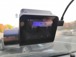 Китайский регистратор с gps, 70mai dash cam pro, слепые зоны не детектид, есть система ADAS, вот она и предупреждает о транспортных средствах, есть контроль ухода с полосы. На али стоит с доставкой около 65 долларов. В варианте без gps, ничего этого предупредительного нет.