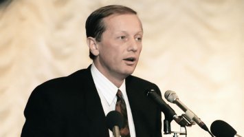 92-летняя бабулька протаранила автосалон во время тест-драйва