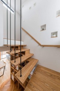 Красиво, добротно. Но за такие вот ступеньки дизайнЁрам бошки поотрывать. Пять капель жидкости, случайно пролитой на ступеньку и сломанная нога как минимум при неблагоприятном стечении обстоятельств.