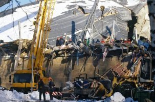 Трансвааль-парк, Москва

Из Википедии:
Трансвааль-парк   спортивно-развлекательный комплекс, открытый в июне 2002 года на юго-западе Москвы в районе Ясенево на Голубинской улице. Был первым аквапарком, построенным в столице. 14 февраля 2004 года произошло обрушение конструкции крыши сооружения, что привело к гибели 28 человек. В 2013 году на его месте был открыт новый аквапарк «Мореон», ставший частью нового одноимённого развлекательного комплекса.

В результате трагедии 28 человек (из них 8 детей) погибли, 12 получили тяжёлые увечья и около 200 получили различные ранения.

Расследование длилось около 20 месяцев, в результате чего к уголовной ответственности были привлечены главный конструктор Нодар Канчели и начальник Московской государственной вневедомственной экспертизы Анатолий Воронин. В 2006 году они были освобождены. Канчели был амнистирован по его ходатайству в честь 100-летия Госдумы. 30 августа 2006 года в отношении Воронина было прекращено уголовное преследование ввиду отсутствия состава преступления. Представители потерпевших пробовали обжаловать решение суда об амнистии Канчели и Воронина, но Замоскворецкий суд Москвы оставил в силе решение прокуратуры.