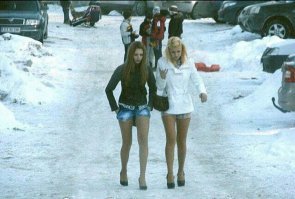 А вот почему. Застужают свои женские прелести зимой, а потом страдают.