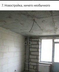 Это петельный компенсатор… проще говоря, пластиковый трубопровод (особенно горячего водоснабжения) имеет свойство линейно расширяться… и чтобы труба по все длине не пошла "волной" ставят такие петельки (еще могут быть П-образными)… получается что при расширении  трубопровод как-бы остается на месте, а изменяется только диаметр петельки… вполне нормальная и необходимая штука...