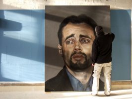 Многие до сих пор спорят - был ли он просто невероятно удачливым и везучим клептоманом или вором высочайшего класса, ведь перечень украденных им вещей занял 70 страниц, а на его прочтение ушло несколько часов судебного заседания...
На сегодняшний день признанный "лидер" в деле краж предметов искусства считается француз Стефан Брайтвизер.В течение шести лет этот тихий молодой человек совершил 174 кражи в музеях, галереях, церквях, на выставках и аукционах в семи странах Европы. Его трофеями стали 239 (!) произведений искусства и антиквариата. Только в Швейцарии он ограбил не менее пятидесяти музеев, галерей и церквей, украв 84 вещи. Список украденных им вещей зачитывали два дня. В его коллекции было множество антикварных предметов особо любимого им периода XVI–XVII веков, а также шедевры изобразительного искусства от именитых мастеров.Стефан воровал произведения искусства в основном в Швейцарии, однако помимо этого он совершил 68 краж во Франции, 19 – в Бельгии, 11 – в Германии, не обошел вниманием и музеи Голландии, Дании и Австрии.Он пополнял свою коллекцию, он окружал себя теми предметами, которые приносили ему удовольствие и ничего не продавал, брезгливо относясь к преступному миру и людям, обогащавшимся на воровстве. С 1995 года Стефан украл произведений на общую сумму более 20 миллионов долларов, но не заработал на этом ни копейки. И тем самым поставил полицию в затруднительное положение - ведь поиски преступника начинаются с раскручивания цепочки - покупатель, поставщик, вор, а здесь эта цепочка просто напросто отсутствовала.
Квартира Стефана превратилась в настоящую сокровищницу - чего там только не было!Конец карьеры знаменитого вора пришелся на 2001 год. Момент связан с трагическими последствиями для множества произведений искусства.Стефан был арестован при попытке вынести старинный рожок, но бдительные сотрудники музея поймали вора и передали в полицию. Стефан признался во всех кражах, но отказался говорить, где именно спрятаны сокровища. Полиция первым же делом поехала к его матери, но не нашла там практически ничего. Все дело в том, что мать, узнав об аресте сына, настолько разозлилась, что изрезала знаменитые полотна именитых художников в клочья и выбросила на помойку (около 60-ти картин), а предметы, которые не смогла уничтожить вручную, вывезла на машине и вывалила в местную реку.

Часть раритетов была спасена случайно. Их обнаружили местные жители, прогуливаясь вдоль реки и полиция прочесала огромный участок, в поисках утраченных шедевровПримечательно, что Стефан очень тщательно ухаживал за своей коллекцией. Он поддерживал особую температуру и влажность, изобретя собственную систему увлажнения воздуха при помощи кувшинов с водой и лимоном.