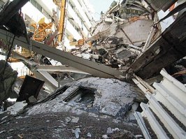 Тут то же обрушилось из-за ошибки проектирования ангара.

по ссылке ещё фото
и статья на тему того, что произошло