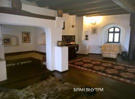 Как человек, фанатеющий от Румынии, очень вам советую не посещать этот замок в туристический сезон: вы будете стоять в огромной очереди и у вас не будет возможности остановиться в какой-то комнате внутри, чтобы осмотреть её - вас просто будет двигать толпа вперёд. 
А если честно, то из всех замков Румынии, Бран - самый неинтересный, дорогой и максимально распиаренный. И Цепеш там был всего пару раз, в отличие от замка Поэнари - основной его резиденции (она сегодня очень разрушена и там селятся медведи). Детство своё Влад Цепеш провёл в очень красивом городке Сигишоара (который, кстати, сегодня является культурным наследием Юнеско) - очень рекомендуем к посещению. Ну и бывал он, конечно, в Хунедоаре, замке Корвинов - действительно солидный замок, не облагороженный и брутальный. Из последних фактов про этот замок могу сказать, что рекламу чешского пива Крушовице (король сварил тёмное) снимали именно в этом замке.

  
Самый красивый замок Румынии (на мой вкус) - Пелеш. Для меня он второй по красоте после Петергофа.
Чтобы не быть голословной, прикладываю пару фоточек.