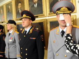 Это похоже модели демонстрируют новую форму, для генерал-майора паренек слишком молод.