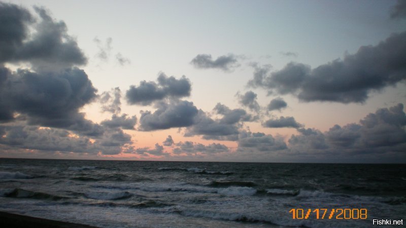 Да что вы сопротивляетесь?! Не нужно оправдывать кривые руки и неумение пользоваться техникой! Вот мои фото самой первой цифровой мыльницей. Вообще не пользовалась никогда никакими фотиками. У меня тогда  (обратите внимание на дату) не было даже компа! Возила в конторку, где мне их распечатывали. Не шедевры, но даже не сравнимы с вашим косорукием. А последнее фото сняла на свой старенький айфончик со смешной камерой. Был не то что мороз в 28 градусов, но ещё и ветер в 15 метров в сек. Пальцев не ощущала и даже не видела экрана от слёз. Так что никакой дождь не оправдание плохим фото. На моих фото в осеннем парке кстати тоже был дождь и весьма неслабый. А уж если фото не удались, то зачем их выкладывать??? это ведь действительно неуважение к зрителям и глупость.