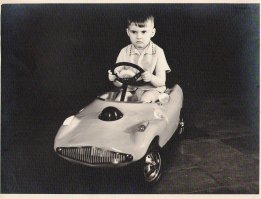 мои фото 1975 года. батя со товарищи для вднх мастерили..ну а я моделью подрабатывал..:)причем бесплатно.. машина-огонь..на мотоциклетном аккумуляторе..