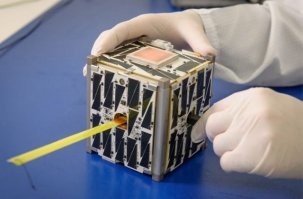 Был конечно, радиосигнал же шёл с него. Только скорее всего, что то такого типа и затерялся в пыли на поверхности.