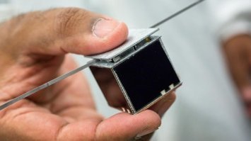 Был конечно, радиосигнал же шёл с него. Только скорее всего, что то такого типа и затерялся в пыли на поверхности.