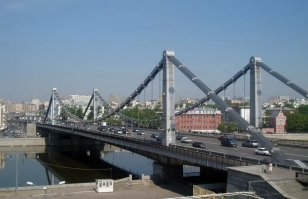 "Единственный в России цепной мост. Город Остров, Псковская область"

Крымский мост в Москве смотрит с удивлением.