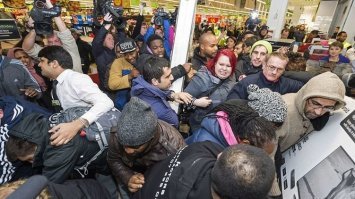 Рождественская распродажа в США превратилась в массовую драку.
