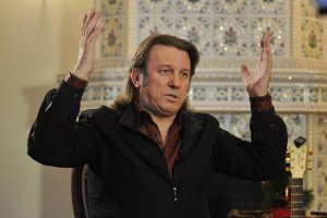 мля.., а про самого главного забыли!
тут он у бати на руках музицирует, поэтому обошел их всех.