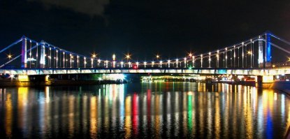 Вот два момента. Первый и второй. Почему их там нет? Живописный мост. Единственный в Европе вантовый мост который стоит вдоль реки и не имеет дополнительных опор главной секции. Те опоры, что видны на фото это уже ближе к берегам. Основной пролет почти в 500 метров висит на вантах. И второе. Крымский мост. Не тот, что все любят мусолить последнее время, а старый добрый, московский. Там у автора проскочили, что там какой то цепной мост единственный? Так вот крымский точно такой же, только натянут посильнее.