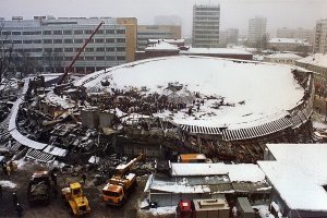 Обрушение купола Басманного рынка произошло 23 февраля 2006 года. Общая площадь обрушения составила около трех квадратных километров. Рынок работал в круглосуточном режиме, в здании находилось около 100 человек.
Басманный рынок был построен в 1975 году. Тогда среди архитекторов было довольно популярным строительство безопорных конструкций, и купол рынка был выполнен аналогично рухнувшему в 2004 году «Трансвааль-парку».
По данным МЧС, характер завала был очень сложным - железобетонные конструкции купола сложились как слоеный пирог. Людей, которые остались в этом завале живыми, согревали при помощи тепловых пушек. Спасатели, сменяя друг друга, работали в круглосуточном режиме двое суток. Благодаря их усилиям были спасены жизни 33 человек. Находившиеся на момент обрушения купола на рынке 66 человек, погибли.