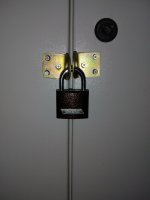 Это винты с потайной головкой, если с обратной стороны двумя гайками законтрены, хрен открутишь, только высверливать: