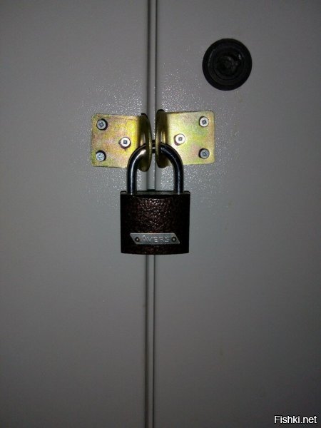 Это винты с потайной головкой, если с обратной стороны двумя гайками законтрены, хрен открутишь, только высверливать: