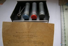 В СССР многие кто имел первые шариковые ручки пользовались услугами мастерской где в использованный стержень набивали пасту. Либо самостоятельно делали дома с помощью такого набора...