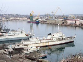 Когда в 70-х с пацанами гулял вдоль Южной бухты, всегда рассказывали истории про "Ангару", что это Гитлеровская яхта. То верилось, то нет.  Но посмотреть на неё всегда хотелось.
