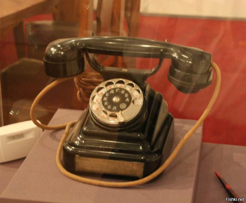 Я догадался. К 1940му подобные аппараты были столь же популярны как и сегодня - телефоны с дисковым набором. По этому зверю дозвониться можно было до Николая II, если повезет - до Ленина. Но не до Сталина. Вот, например, телефон Сталина: