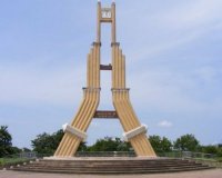 "Тайская часовая башня в виде губной гармоники"

С какой вообще стороны надо разглядывать ЭТО, чтобы разглядеть что-то, хоть отдаленно напоминающее губную гармошку??