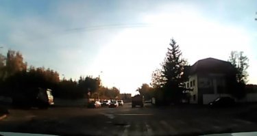 И что?
На начало маневра Камаза, видно что между машинами всего 15 метров (2*6 ширина проезжей части + 3 метра легковушка не доехала еще до перекрестка). 
При скорости 50 км/ч, 14 метров на реакцию + 16 метров торможение по сухой дороге, итого 30 метров на остановку лековушки, при имеющихся 15 метрах, из которых еще 5 метров Камаз проехал по встречке, избежать ДТП не было шансов.