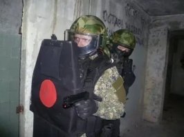 Пост не полон. Эти трубки находятся в самом твердом месте бронежилета, слева у нас сердце, которое можно остановить сильным ударом, а справа наиболее подходящая часть и выстрел туда распределяется по всей поверхности. Во время штурма человек инстинктивно стреляет в яркие пятна. Как пример вот это на полицейском щите.