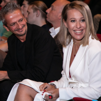 Повезло этой женщине ! А вот  Собчак наткнулась на невероятно некрасивого Богомолова.  :)