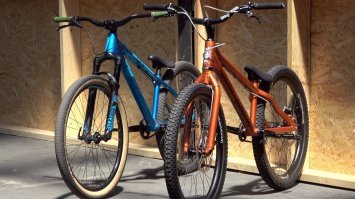 На одной картинке два байка слева стритовый, справа стрит-триал